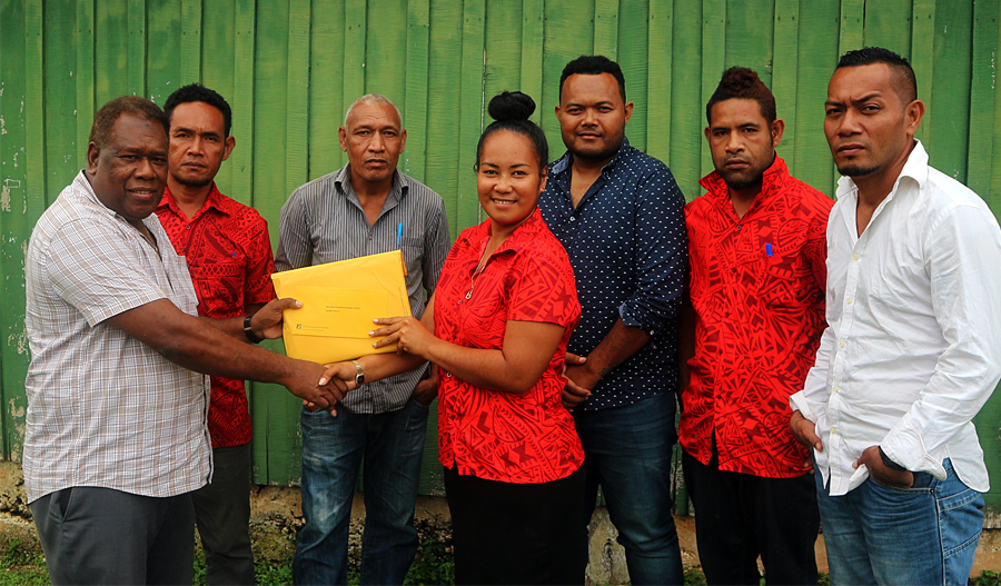 Governor of Central Bank of Solomon Islands hands over donation to New Place school teachers 